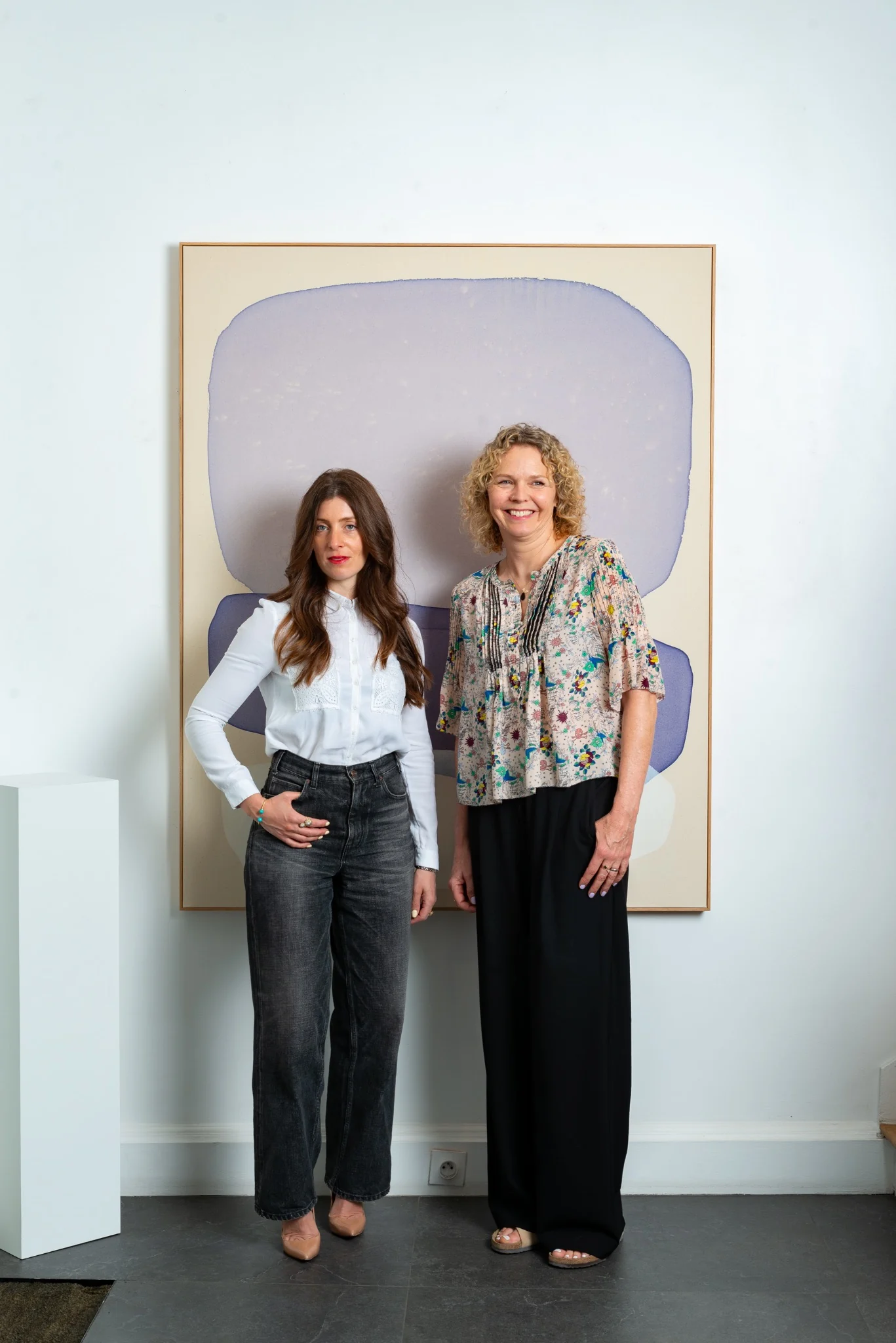 Two colleagues in front of a contemporary painting in a gallery